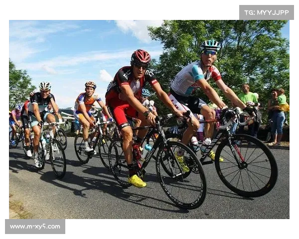 车手交换食物镜头获热议,赛事规则允许队内器材共享 车手交换食物镜头获热议,赛事规则允许队内器材共享