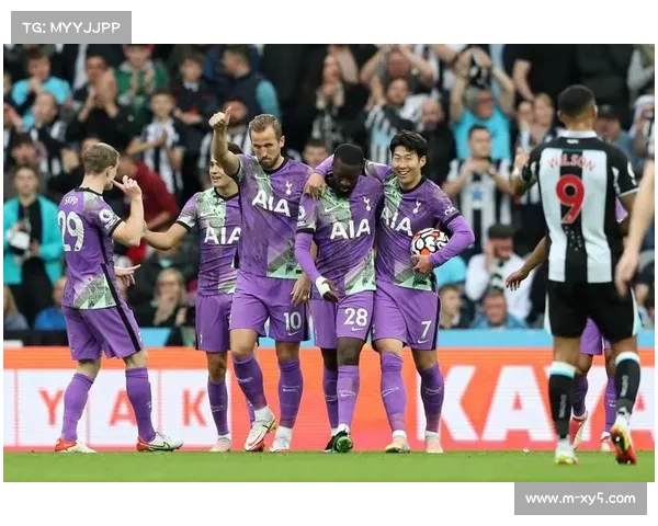 英超俱乐部开放日，数千球迷参与互动